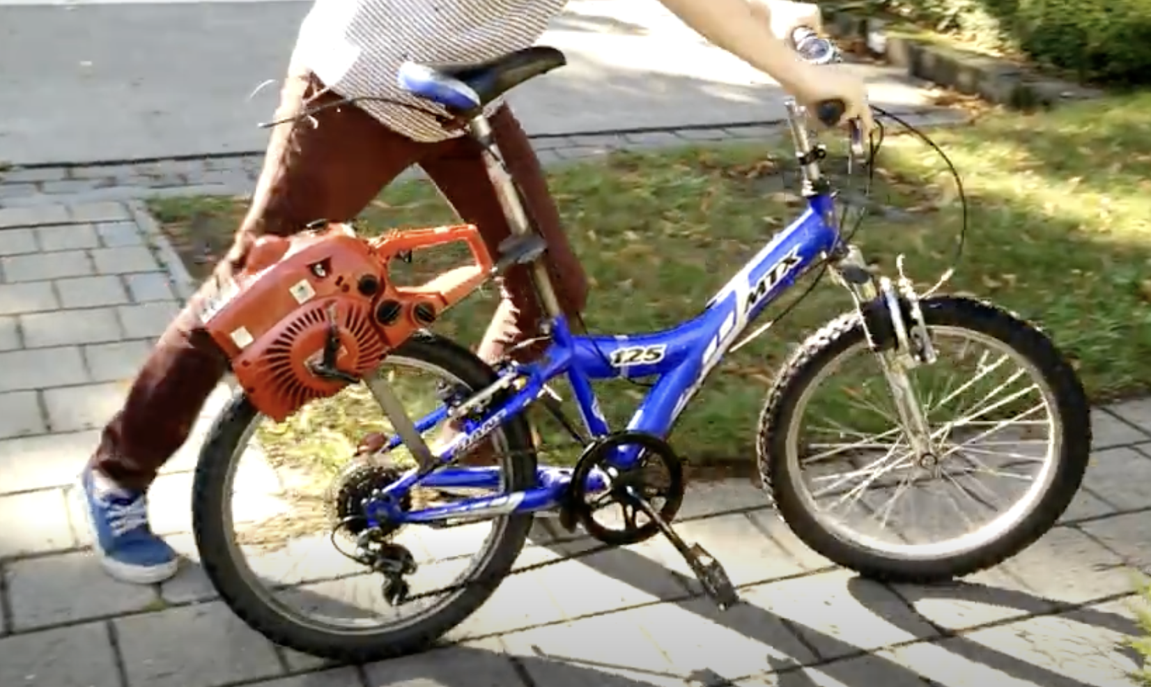 The chainsaw bike - a bicycle with a chainsaw engine